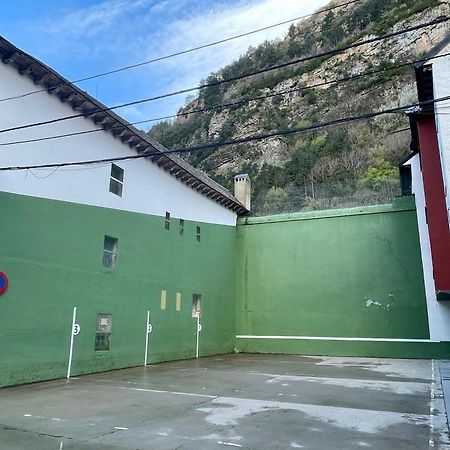 Calmfranc Atico Abuhardillado Con Vistas Al Rio Y La Montana Avistamiento De Ciervos En Canfranc Pueblo Екстериор снимка