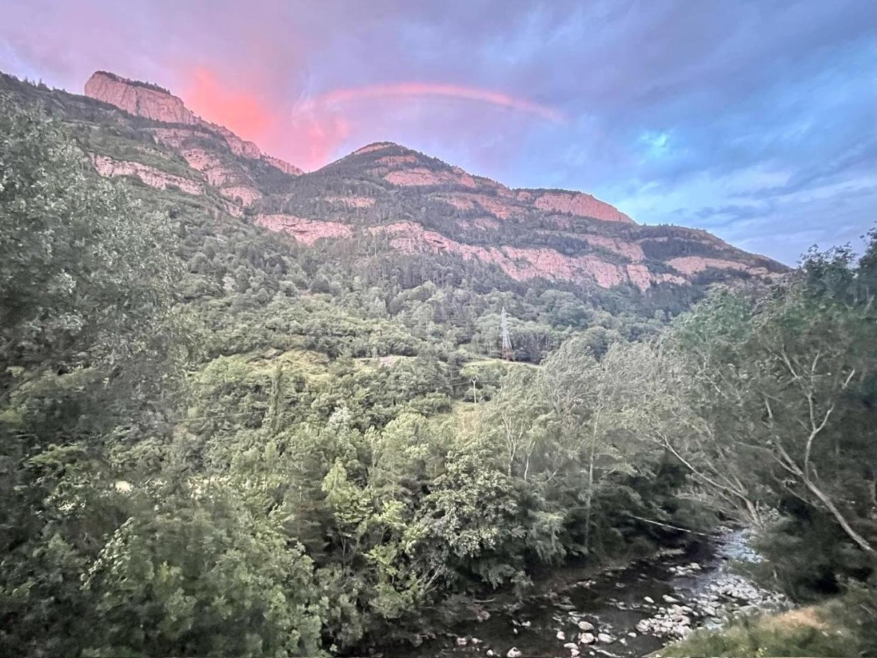 Calmfranc Atico Abuhardillado Con Vistas Al Rio Y La Montana Avistamiento De Ciervos En Canfranc Pueblo Екстериор снимка