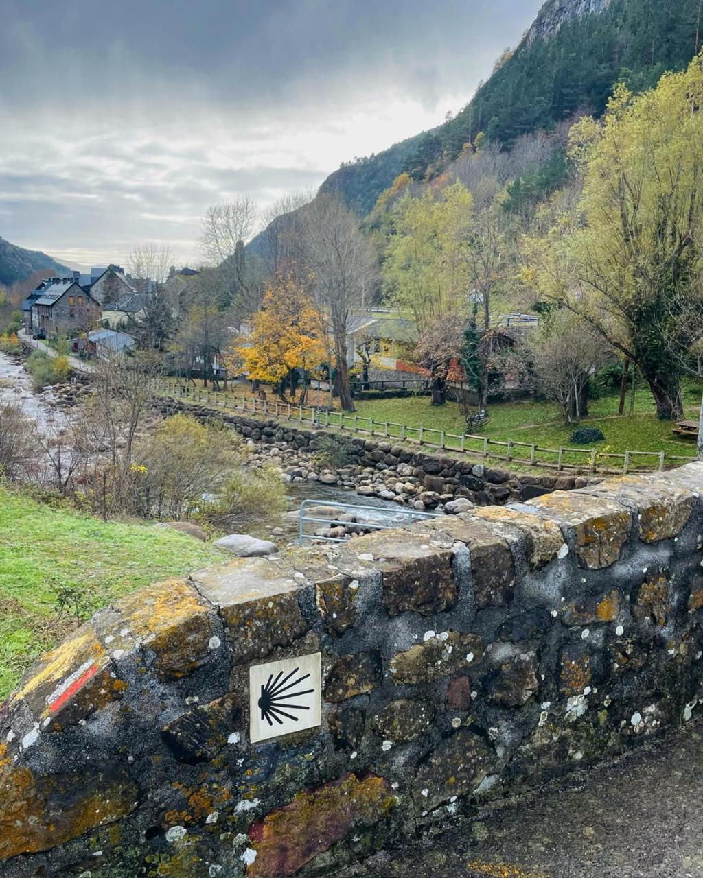 Calmfranc Atico Abuhardillado Con Vistas Al Rio Y La Montana Avistamiento De Ciervos En Canfranc Pueblo Екстериор снимка