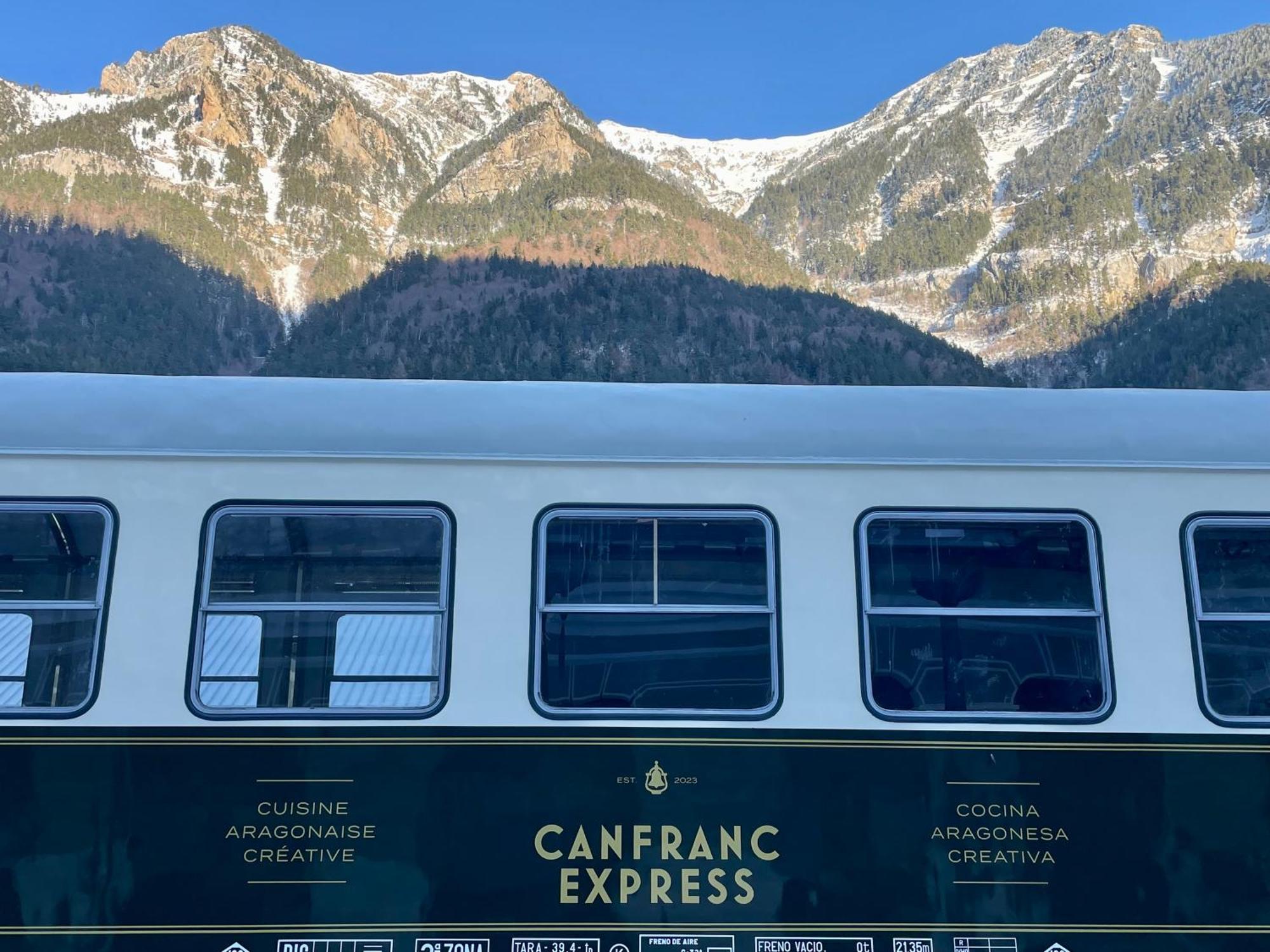 Calmfranc Atico Abuhardillado Con Vistas Al Rio Y La Montana Avistamiento De Ciervos En Canfranc Pueblo Екстериор снимка
