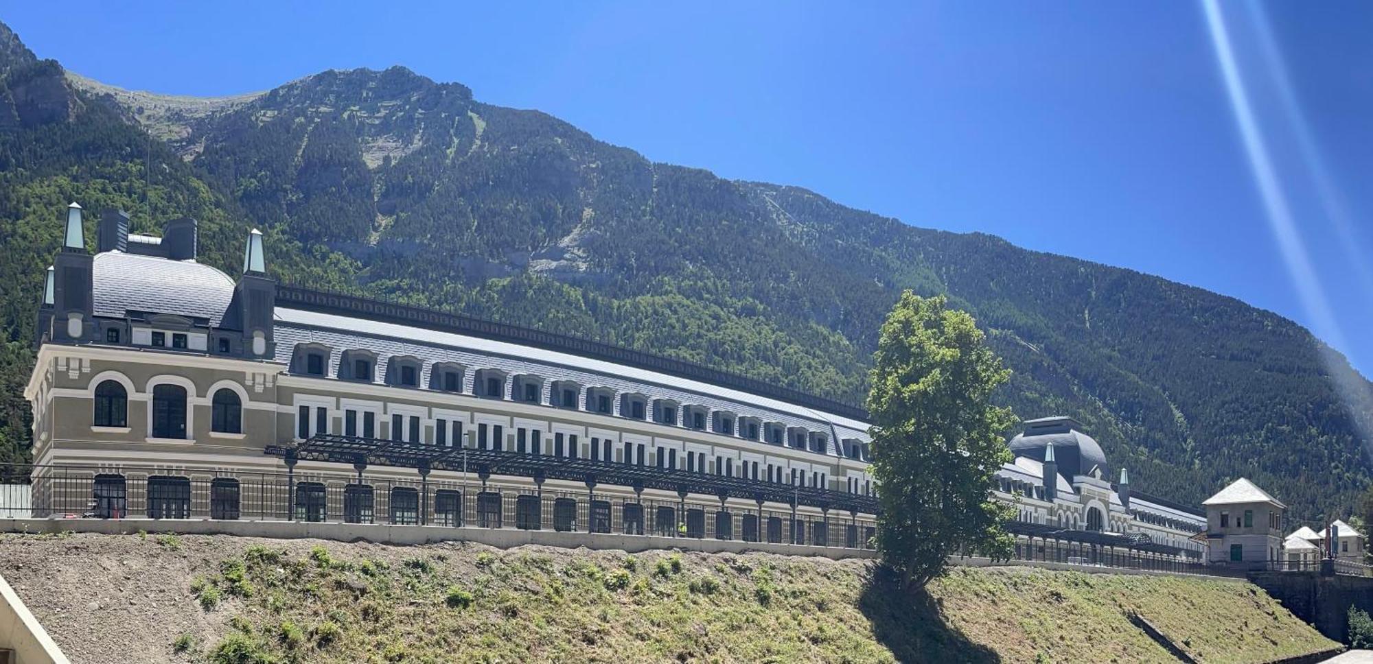 Calmfranc Atico Abuhardillado Con Vistas Al Rio Y La Montana Avistamiento De Ciervos En Canfranc Pueblo Екстериор снимка