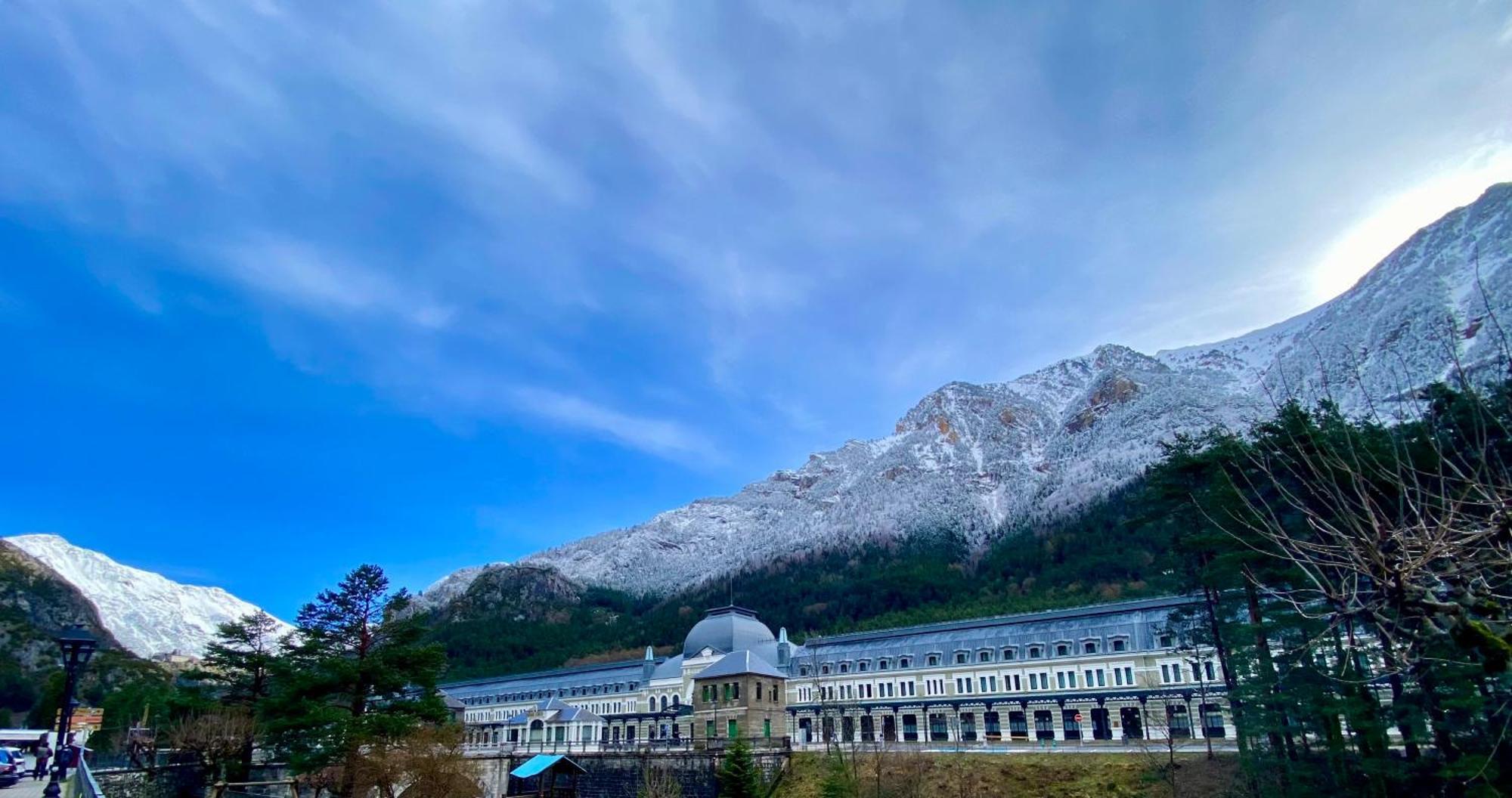 Calmfranc Atico Abuhardillado Con Vistas Al Rio Y La Montana Avistamiento De Ciervos En Canfranc Pueblo Екстериор снимка