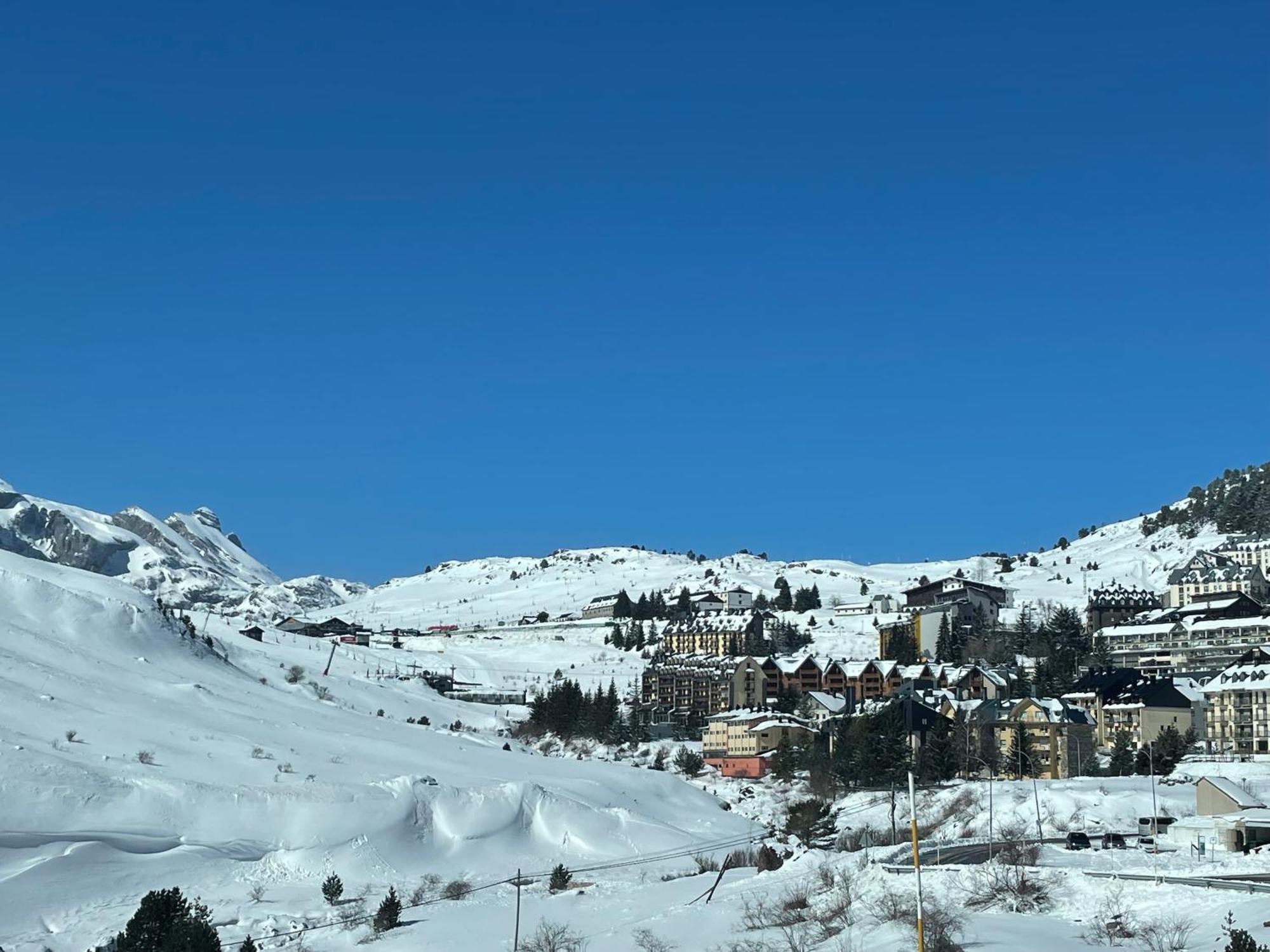 Calmfranc Atico Abuhardillado Con Vistas Al Rio Y La Montana Avistamiento De Ciervos En Canfranc Pueblo Екстериор снимка