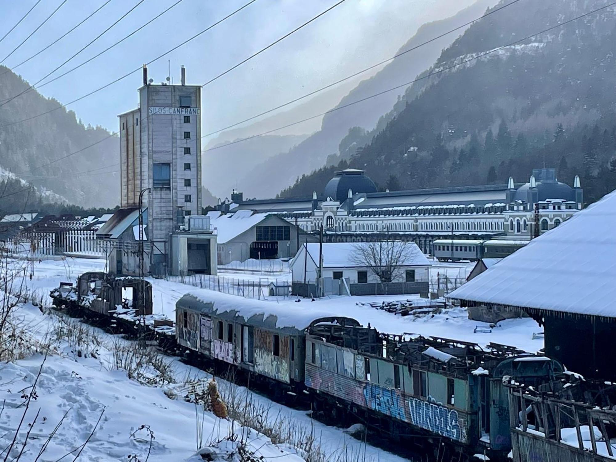 Calmfranc Atico Abuhardillado Con Vistas Al Rio Y La Montana Avistamiento De Ciervos En Canfranc Pueblo Екстериор снимка