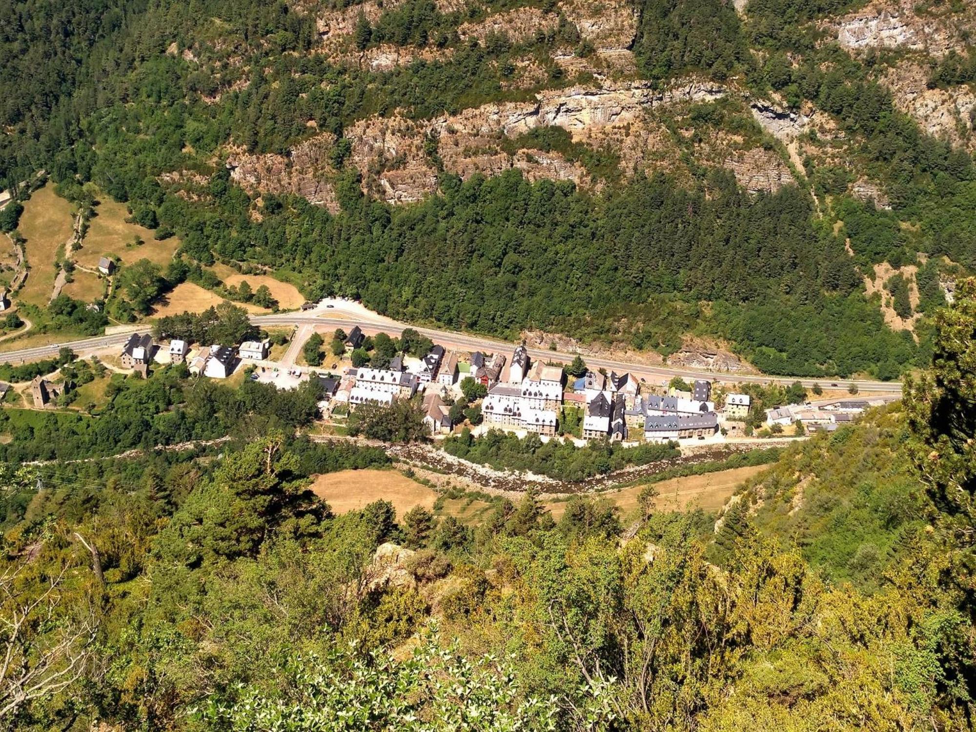 Calmfranc Atico Abuhardillado Con Vistas Al Rio Y La Montana Avistamiento De Ciervos En Canfranc Pueblo Екстериор снимка